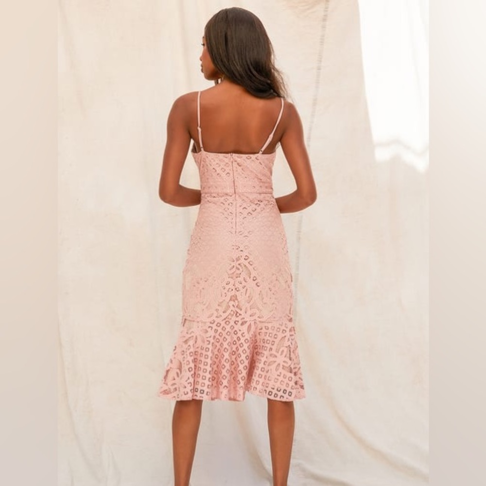 Lulu's Unlimited Love Dusty Pink Lace Trumpet Midi dress. Never Worn Size XS